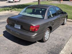2000-2002 Saturn SL1 rear view, showing the different trunk and unpainted plastic door handles of this cheaper model.