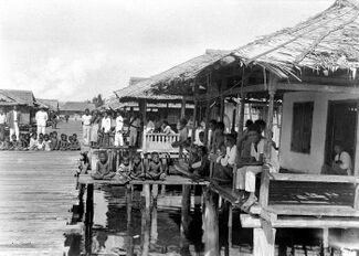 COLLECTIE TROPENMUSEUM Bewoners van Badjo-kampong Kajoa op Ternate Noord-Molukken TMnr 10005731.jpg