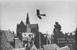 Fokker vliegt rond de Grote of Sint-Bavokerk in Haarlem.jpg