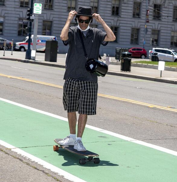 File:Man skateboarding with a cool hat and mask.jpg