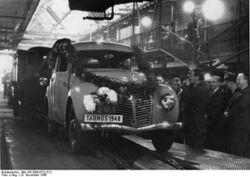 Bundesarchiv Bild 183-2005-0722-512, Köln, Erster Ford Taunus läuft vom Fließband..jpg