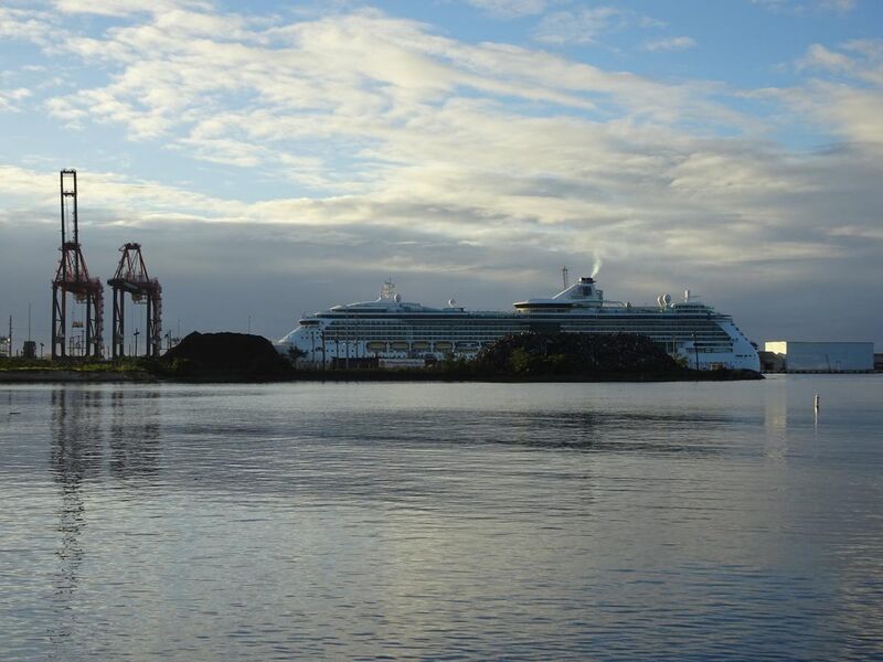 File:Crucero 'Serenade of the Seas' anclando en el Puerto de Ponce, Ponce, Puerto Rico, mirando al sureste (DSC03103).jpg