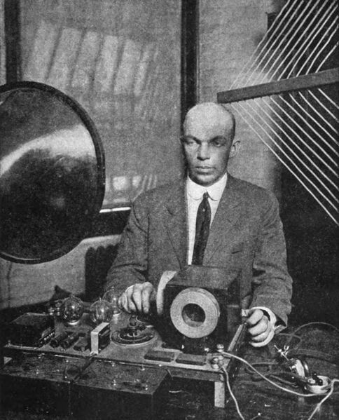 File:Edwin Armstrong and superregenerative receiver.jpg