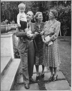 Eleanor Roosevelt, Clarence John Boettiger, John Roosevelt Boettiger, and Anna Boettiger - NARA - 195333.jpg