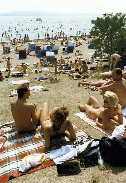 File:Bundesarchiv Bild 183-1989-0710-419, Berlin, Müggelsee, Sonnenbad.jpg