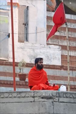 Pélerin en méditation sur un ghat (Varanasi) (8471353749).jpg