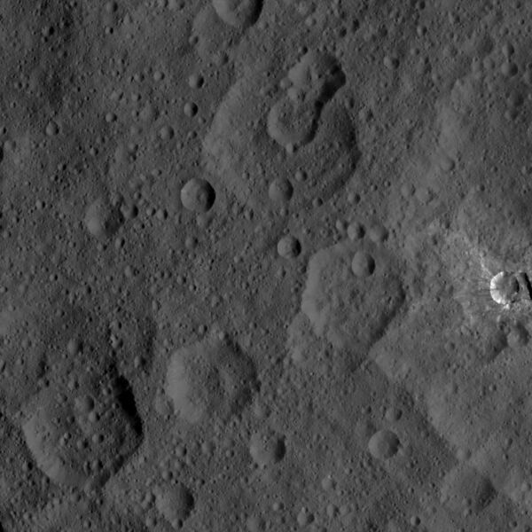 File:PIA19881-Ceres-DwarfPlanet-Dawn-3rdMapOrbit-HAMO-image5-20150821.jpg