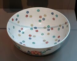 Salad bowl, Chantilly Porcelain Factory, c. 1735-1740, soft-paste porcelain - Wadsworth Atheneum - Hartford, CT - DSC05417.jpg