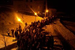 Spettatori alla festa del Badalisc - Andrista - Cevo (Foto Luca Giarelli).jpg