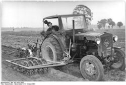 Bundesarchiv Bild 183-16762-0003, Pfaffendorf, Traktorist bei der Feldarbeit.jpg