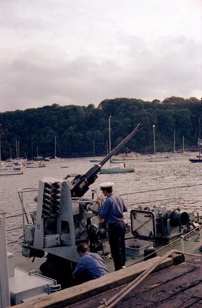 File:HMS Isis Bofors gun, Tobermory, 1978.jpg