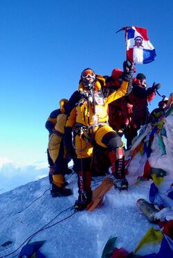 Iván Ernesto Gómez Carrasco en la cima del Monte Everest.jpg