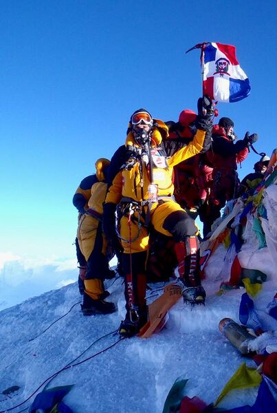 File:Iván Ernesto Gómez Carrasco en la cima del Monte Everest.jpg