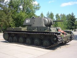 КВ-1 у диорамы «Прорыв блокады Ленинграда». Вид спереди-справа.JPG