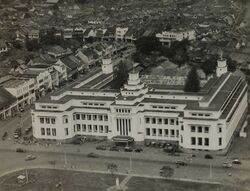 COLLECTIE TROPENMUSEUM Luchtfoto van het gebouw van de NHM in Djakarta Kota TMnr 60054793.jpg