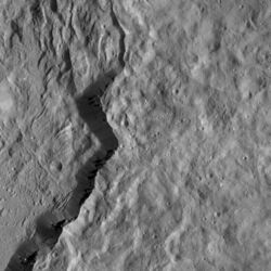 PIA20648-Ceres-DwarfPlanet-Dawn-4thMapOrbit-LAMO-image108-20160126.jpg