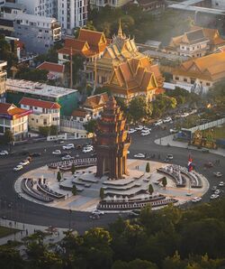 Phnom Penh Independence Monument.jpg