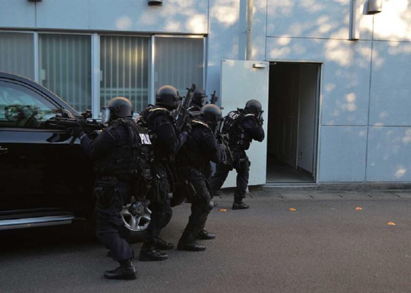 File:SAT operators rushing into a building.jpg