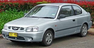2000-2003 Hyundai Accent (LC) GL 3-door hatchback (2011-04-22).jpg
