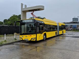 Berliner Verkehrsbetriebe Solaris Urbino18 electric Gelenkbus.jpg