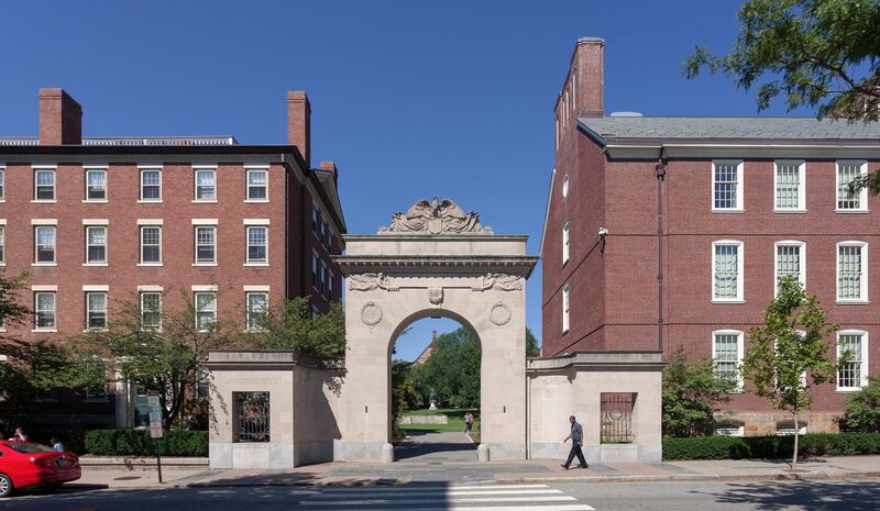 File:Das östliche Eingangstor der Brown University.jpg