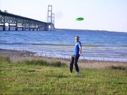 Person throwing flying disc.jpg