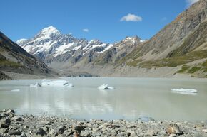 Hooker Glacier Lake in front of Aoraki / Mount Cook in summer