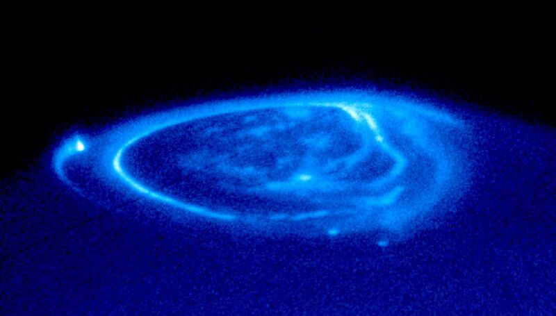 File:Jupiter.Aurora.HST.UV.jpg