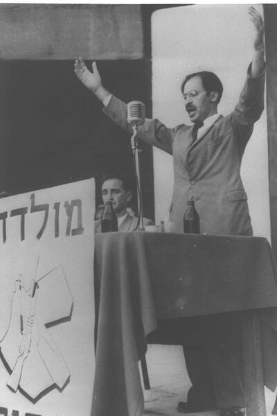 File:Menachem Begin při projevu v srpnu 1948.jpg
