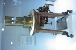 Piezoelectric balance presented by Pierre Curie to Lord Kelvin, Hunterian Museum, Glasgow.jpg