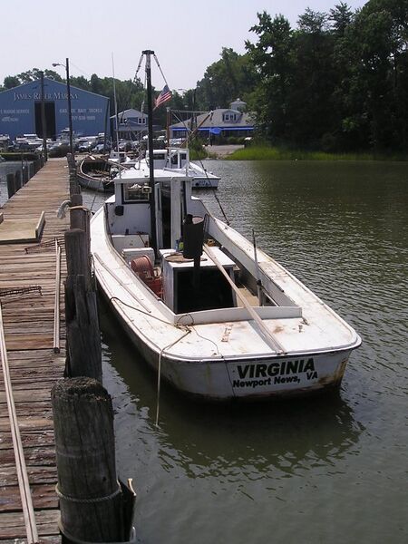 File:Deadrise Workboat Virginia Round Stern Type Stern View.JPG
