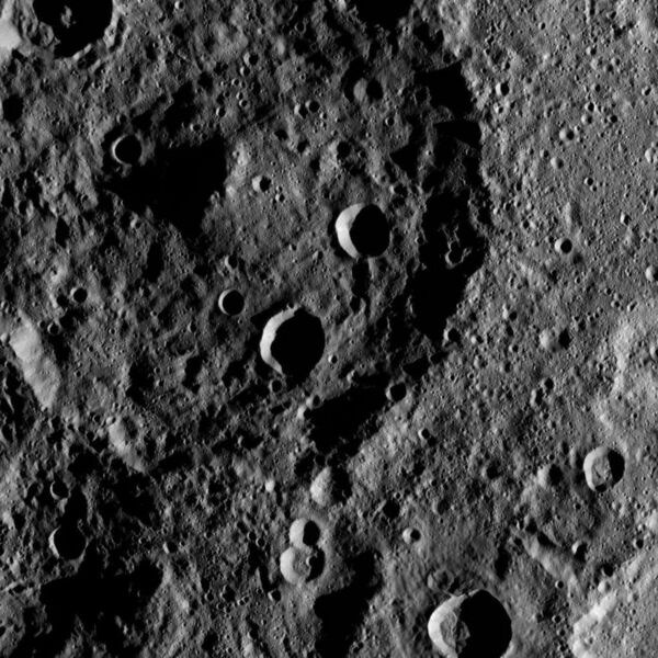 File:PIA19973-Ceres-DwarfPlanet-Dawn-3rdMapOrbit-HAMO-image35-20150823.jpg