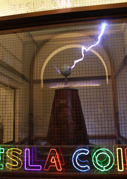 File:Tesla coil at Griffith Observatory LA.jpg