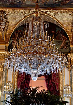 Central chandelier NIII Louvre.jpg