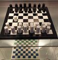 Keramisch schaakspel, ontwerp Piet Stockmans, geproduceerd door Mosa ca 1985 (collectie H v Buren, Maastrichts aardewerk, Centre Céramique, Maastricht).JPG