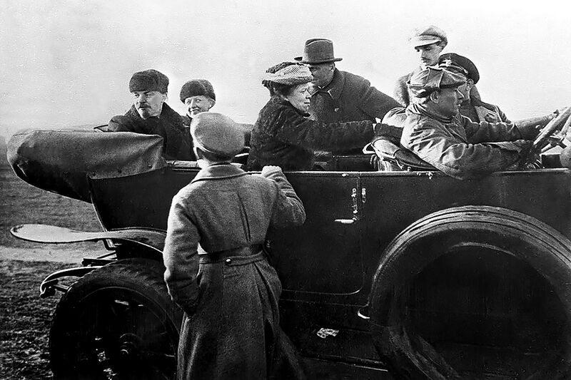 File:Lenin Krupskaya and Ulyanova in car at Red Army parade full photo 19180501.jpg