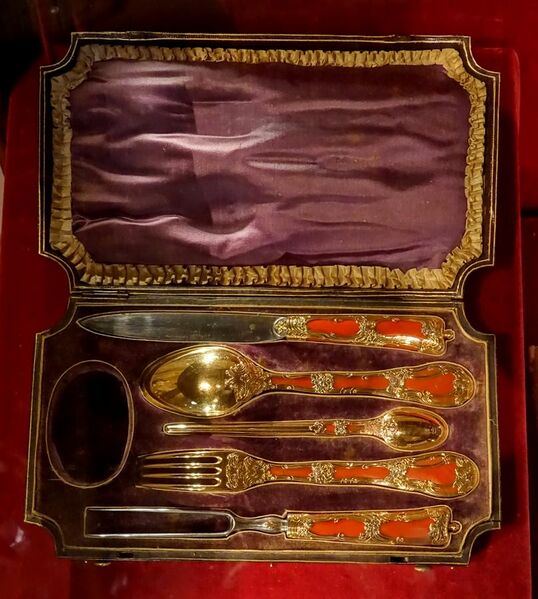 File:Traveling canteen given by Tsar Nicholas I to the 6th Duke of Devonshire in 1826, French or Russian, mid 1700s, red agate mounted with gold - Chatsworth House - Derbyshire, England - DSC03126.jpg