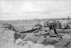 Australian defenders at FSB Coral May 1968 (AWM ERR680515VN ).PNG
