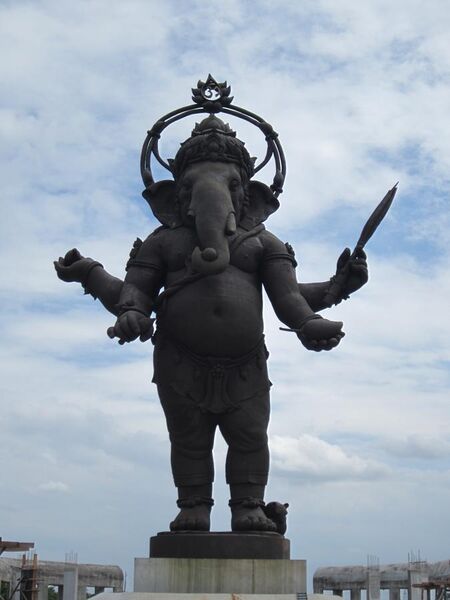 File:Bronze Ganesh, the largest in the world. - panoramio.jpg
