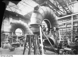Bundesarchiv Bild 102-06848, Montage von Spiralturbinen für Kraftwerk.jpg