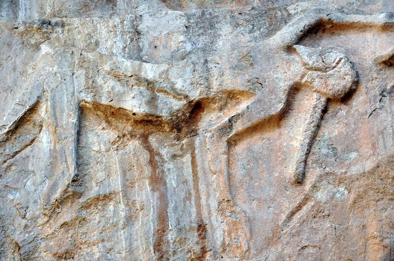 File:Detail, a dead or dying Lullubian warrior. Darband-i Gawr rock-relief, Mt. Qaradagh, Sulaymaniyah, Iraq, 2200-2000 BCE.jpg