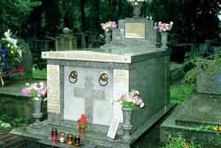 Grób rodziców Jana Pawła II na cmentarzu Rakowickim w Krakowie.jpg