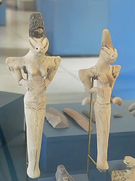 File:Two female figurines with bitumen headdresses ceramic Ur Iraq Ubaid 4 period 4500-4000 BCE.jpg