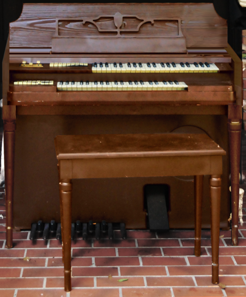 File:Wurlitzer Model 44 Electrostatic Reed Organ.png