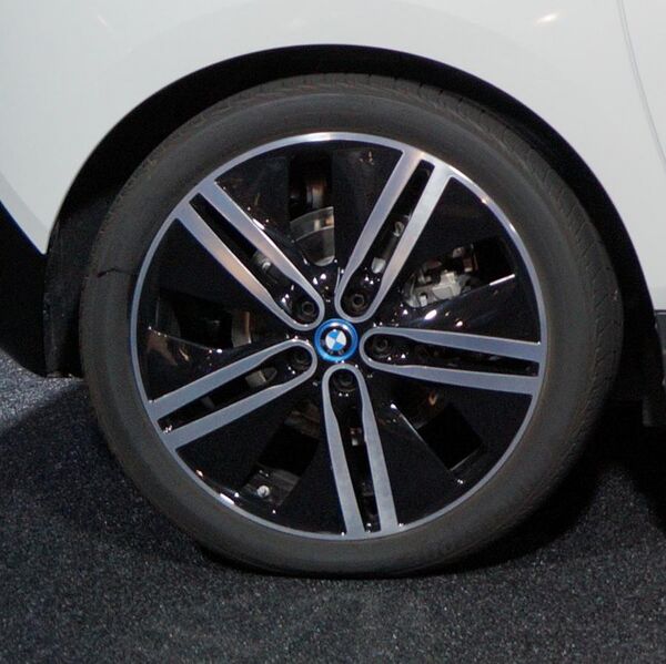File:BMW i3 (Double Spoke style 430 wheel).jpg