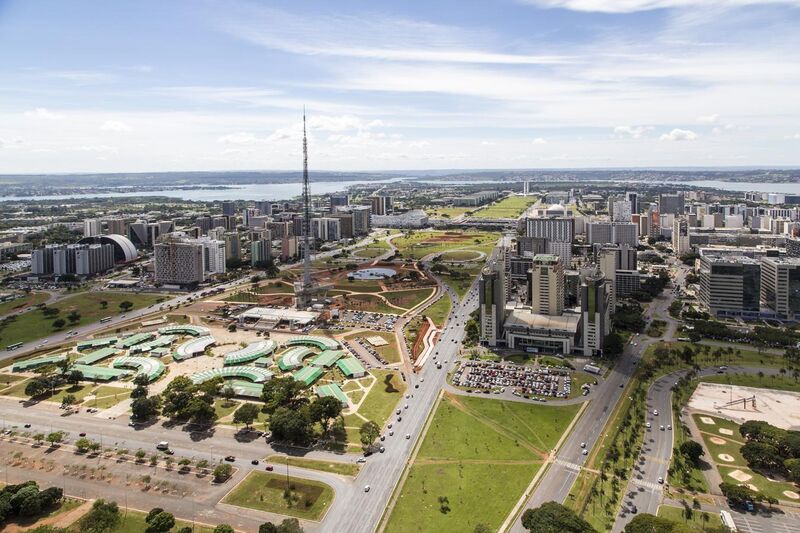 File:Brasilia aerea eixo monumental.jpg