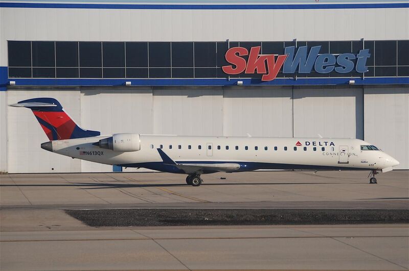 File:Delta Connection Canadair CRJ700; N613QX@SLC;09.10.2011 621ab (6300028326).jpg