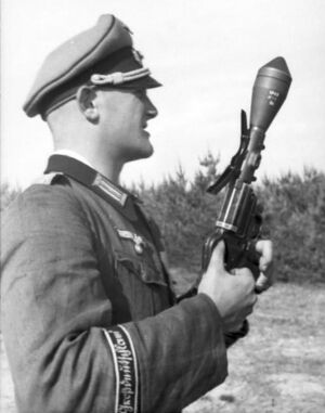 Bundesarchiv Bild 101I-732-0121-09A, Russland, Soldat der Division "Großdeutschland" (cropped).jpg