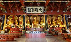 Shrine to the Five Tathagathas (五方佛 Wǔfāngfó) or Five Wisdom Buddhas (五智如来 Wǔzhì Rúlái), in Kaiyuan Temple (開元寺 or 开元寺) in Quanzhou, Fujian, China.jpg
