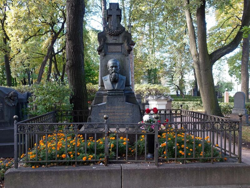File:Санкт-Петербург, Тихвинское кладбище, могила Ф.М. Достоевского.JPG